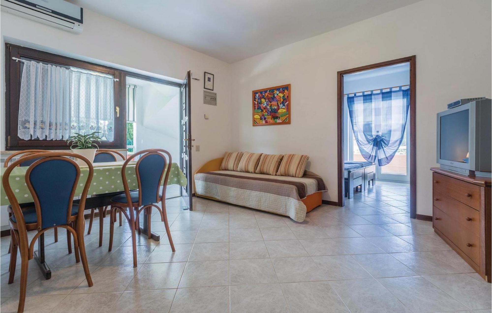 2 Bedroom Beautiful Apartment In Savudrija Exterior foto